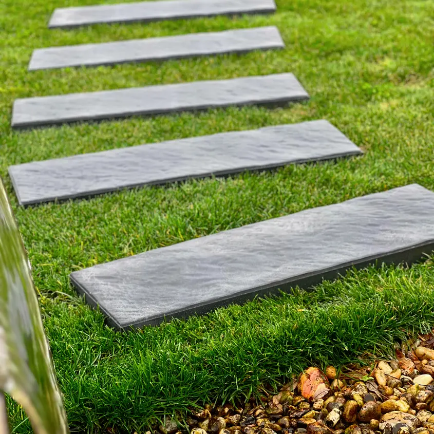 Фото 8 шаговая плита Stone Графитовый Серый в ландшафтном дизайне